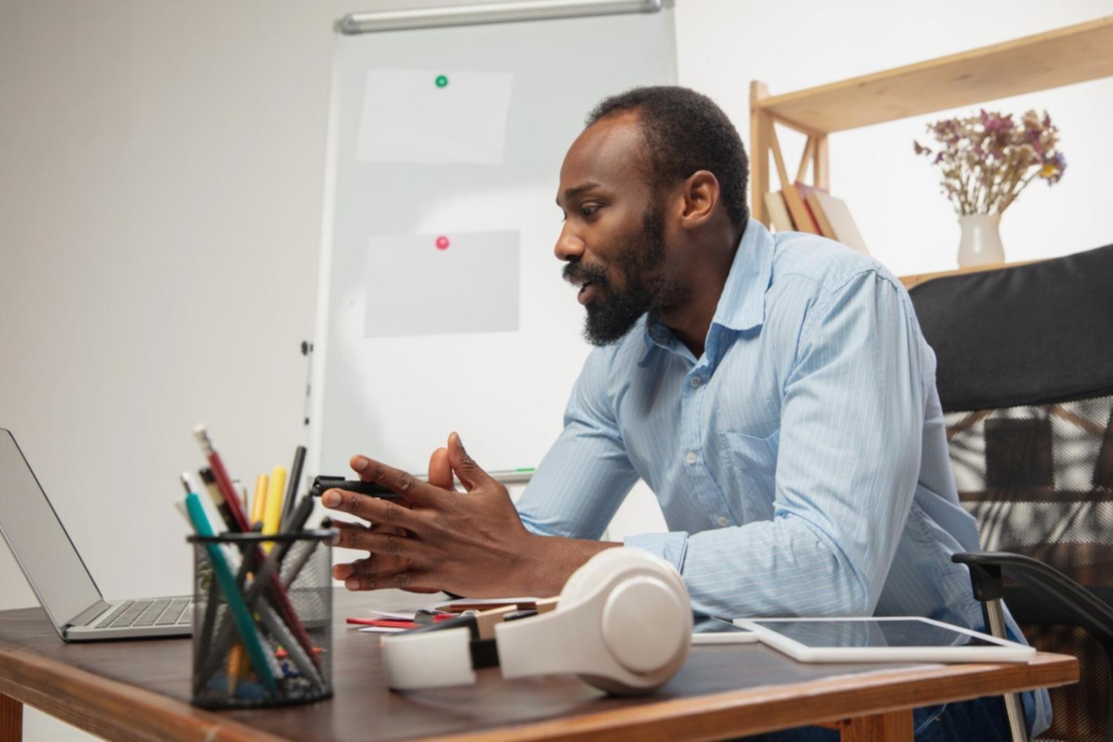 Professionnel analysant des documents financiers sur son bureau